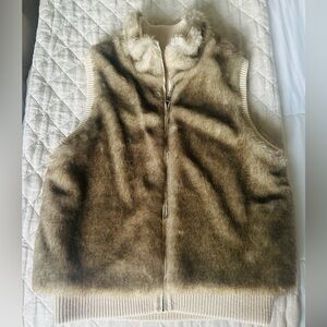 Ann Taylor Reversible Plush Faux Fur & Cozy Cream Knit Vest, M/L, NWOT 🤎✨